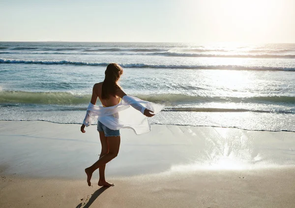 Meu Coração Pertence Oceano Uma Bela Jovem Mulher Divertindo Praia — Fotografia de Stock