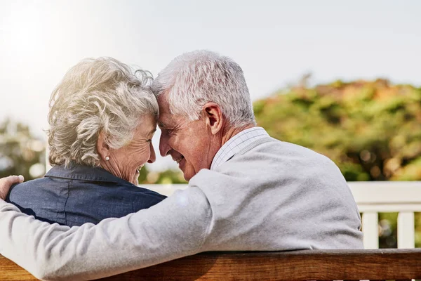 Seniorenpaar Hechting Knuffel Samen Ontspannen Buiten Romantisch Pensioen Parkbank Ouderen — Stockfoto