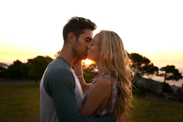 Pár Csók Természet Fák Naplementében Szeretettel Romantika Dátum Kaland Utazás — Stock Fotó