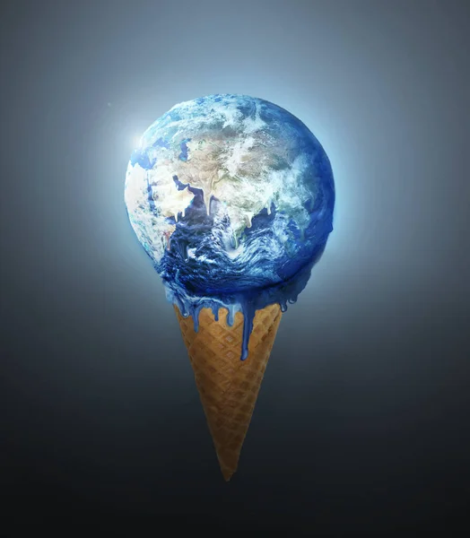 随着气候变化 融化和国际灾难 地球上的冰淇淋 锥形冰淇淋和地球仪 为可持续发展 全球变暖和蓝色星球的云彩而进行的球体动画 甜点和明胶覆盖 — 图库照片