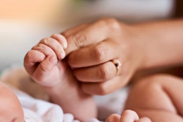 Mommy Never Let You Mother Holding Her Newborn Babys Hand — Stock Photo, Image