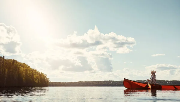 Rumbo Aventura Una Atractiva Joven Que Pasa Día Kayak Lago — Foto de Stock