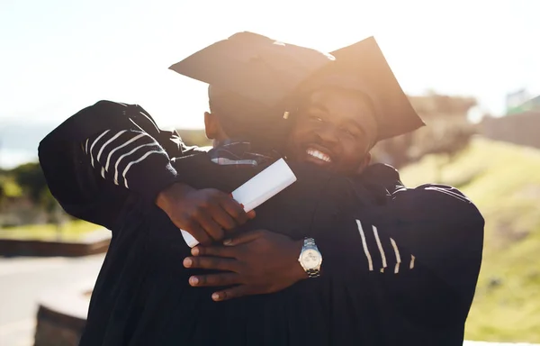 Utálhatod Egyetemet Hiányozni Fog Elmész Két Boldog Fiatal Diák Ölelkezik — Stock Fotó