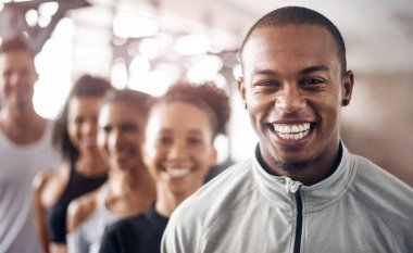 Her gün daha iyi olmak için bir şanstır. Bir grup genç spor salonunda bir arada duruyorlar.