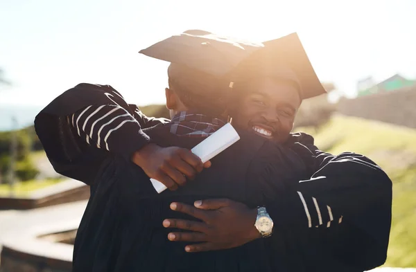Menj Világba Tegyél Jót Két Boldog Fiatal Diák Ölelkezik Diplomaosztó — Stock Fotó