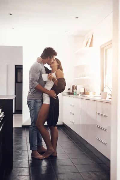 Ton Baiser Touche Chaque Fois Jeune Couple Embrasser Dans Cuisine — Photo