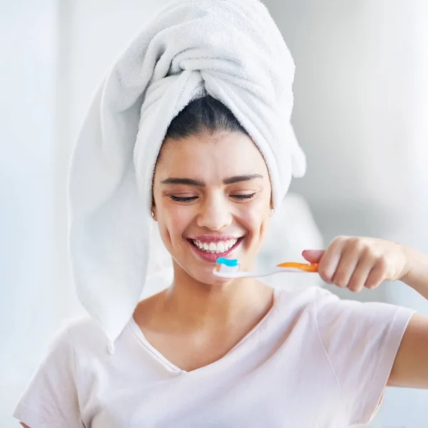 Hálito Fresco Traz Dia Fresco Uma Bela Jovem Escovando Dentes — Fotografia de Stock
