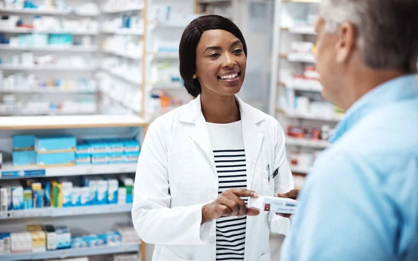 Впевнений Завтра Почуваєшся Краще Жіночий Фармацевт Який Допомагає Клієнту Аптеці — стокове фото
