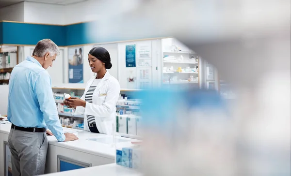 Ось Шукаєш Жіночий Фармацевт Який Допомагає Клієнту Аптеці — стокове фото