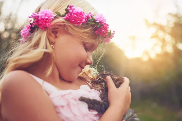 Kitty Entzücken Ein Kleines Mädchen Hält Ein Kätzchen Und Streichelt — Stockfoto