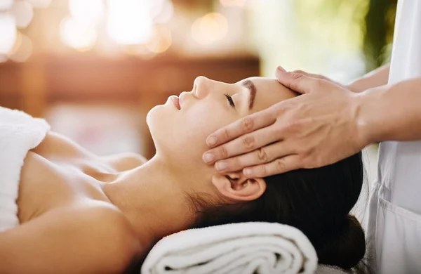 Till Att Hela Kroppen Avslappnad Vacker Ung Kvinna Huvud Massage — Stockfoto