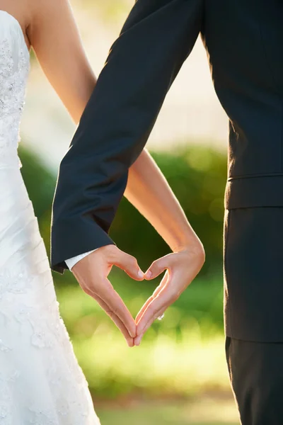 Χέρια Νύφη Και Γαμπρός Σημάδι Καρδιά Στο Γάμο Γιορτή Τελετή — Φωτογραφία Αρχείου