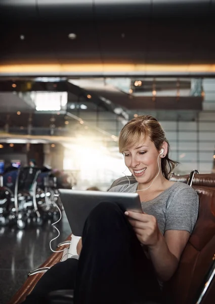 Verificar Plano Voo Dela Uma Jovem Atraente Usando Tablet Aeroporto — Fotografia de Stock