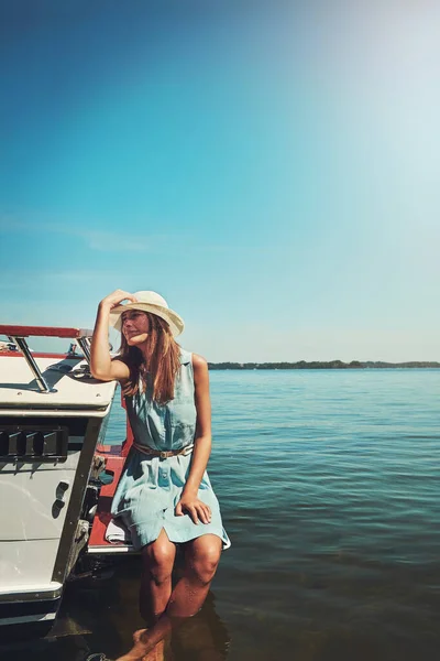Auf See Fand Sie Ihr Glück Eine Attraktive Junge Frau — Stockfoto