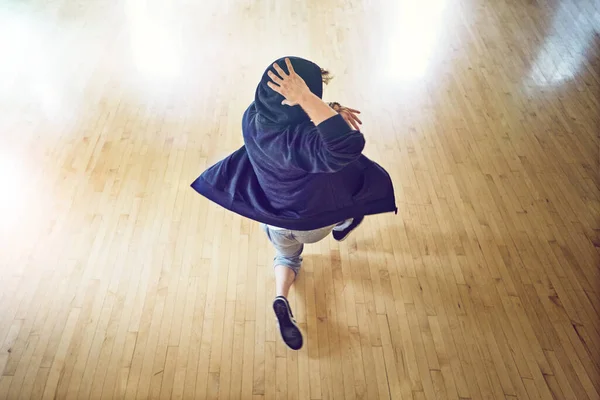 Szczycie Swojej Gry Tanecznej Duży Kąt Ujęcia Młodego Człowieka Breakdancing — Zdjęcie stockowe