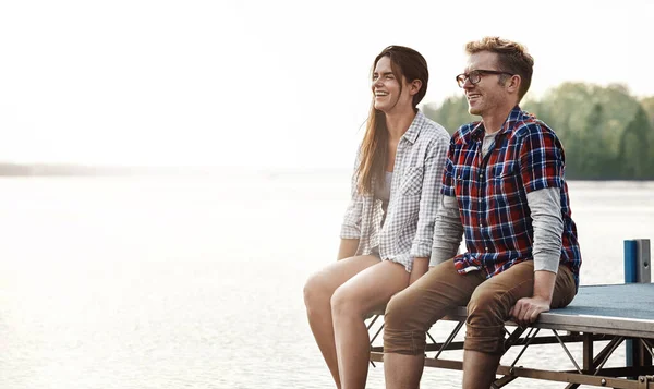 いくつかのロマンスのための完璧なスポット 桟橋に座っている幸せな若いカップルは — ストック写真