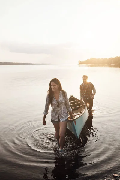 Helfen Das Boot Ans Ufer Tragen Ein Junges Paar Kommt — Stockfoto