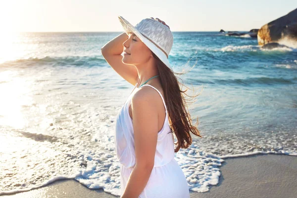 Luz Sol Incrível Uma Bela Jovem Mulher Passando Dia Praia — Fotografia de Stock