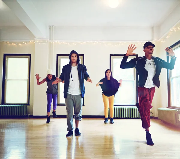 Hareketleriyle Dans Endüstrisine Hükmediyorlar Stüdyoda Birlikte Dans Eden Bir Grup — Stok fotoğraf