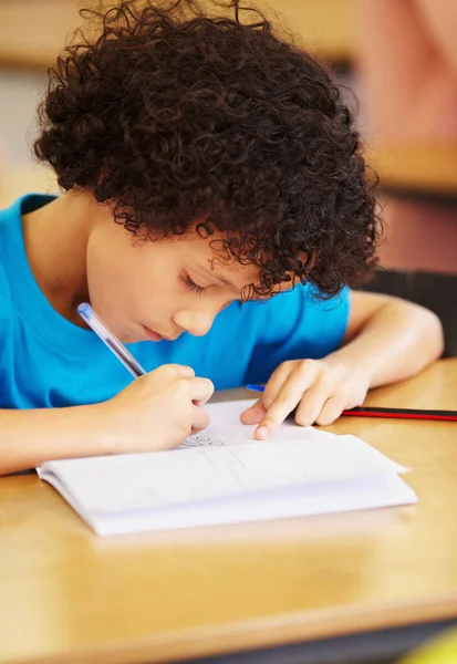 男の子の子供 学校や教育目標のための集中力や思考と教室でのテストを書く 男性の子供 評価のためのクラスで本とペン 開発のための机で勉強や学習 — ストック写真