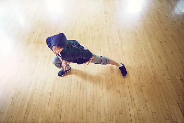Memecahnya Sudut Tinggi Ditembak Seorang Pemuda Breakdance Studio — Stok Foto