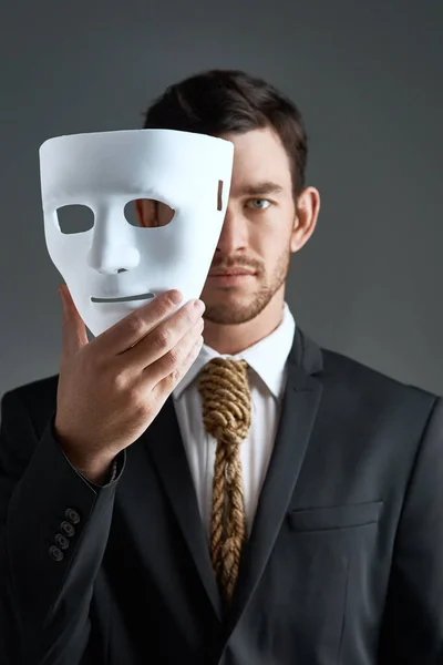 Die Maske Kann Irreführend Sein Studioporträt Eines Jungen Geschäftsmannes Der — Stockfoto