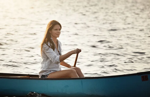 一日を過ごすための素晴らしい方法の私のアイデア 湖でボートを漕いでいる美しい若い女性が — ストック写真