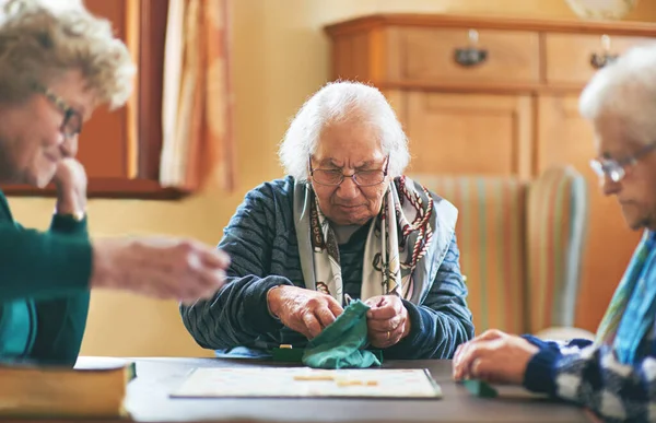 Senior Women Board Game Nursing Home Friendship Old People Thinking — Stock Photo, Image