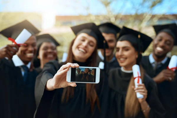 一个旅程结束 另一个旅程开始 在毕业典礼上拿着手机自拍的一群学生 — 图库照片