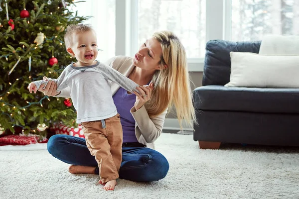 Anyaság Legnagyobb Ajándék Egy Fiatal Anya Élvezi Karácsonyt Kisfiával — Stock Fotó