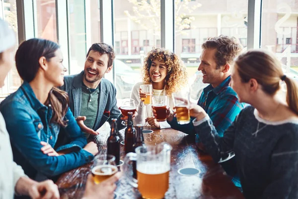 Mejor Gente Con Que Divertirse Grupo Amigos Disfrutando Unas Cervezas — Foto de Stock