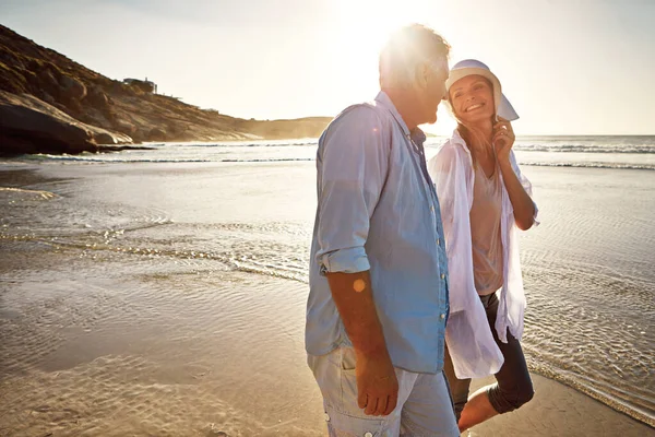 Unsere Liebesgeschichte Begann Strand Ein Reifes Paar Das Den Tag — Stockfoto