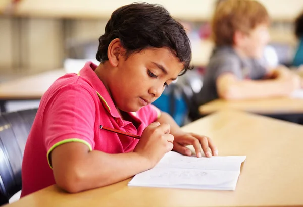 Onderwijs Student Jongen Een Klaslokaal Schrijven Studeren Voor Een Test — Stockfoto