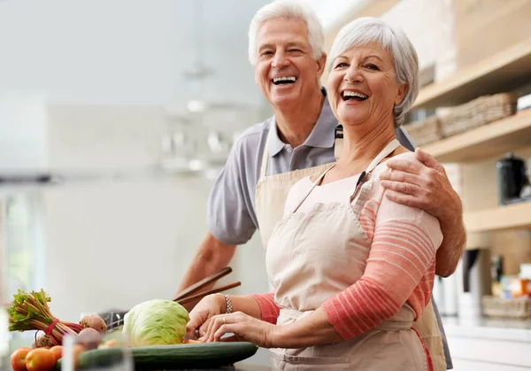 在厨房里为这对老夫妇做饭 为他们的健康和肖像做沙拉 爱和营养 微笑着退休吧 与老男人和女人一起在家里切蔬菜当食物 晚餐和菜谱 — 图库照片