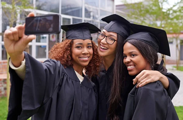 Vzdělání Ženy Slaví Promoci Selfie Skupinou Obřadu Venku Kampusu Univerzitní — Stock fotografie
