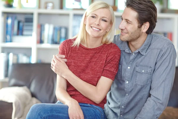 Loves Having Her Close Young Couple Sitting Together Living Room — Stock Photo, Image