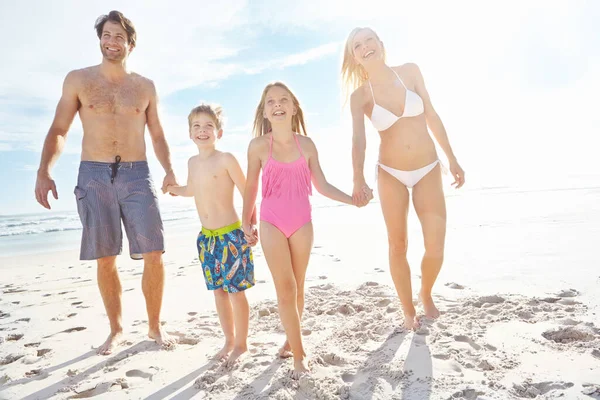 Tudo Melhor Praia Uma Jovem Família Feliz Desfrutando Dia Ensolarado — Fotografia de Stock