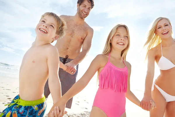 Живи Смійся Кохайся Щаслива Молода Сім Насолоджується Сонячним Днем Пляжі — стокове фото