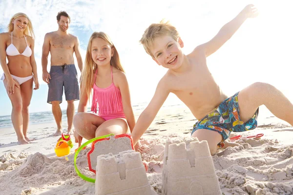Szczęście Słoneczny Dzień Młodszy Brat Siostra Budują Zamek Piasku Plaży — Zdjęcie stockowe
