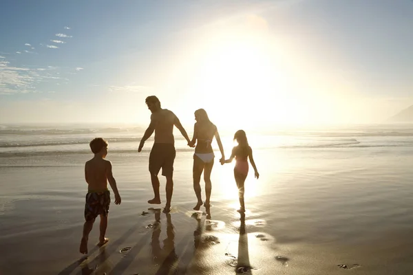 Guardando Tramonto Sulla Spiaggia Retrovisore Una Giovane Famiglia Che Cammina — Foto Stock