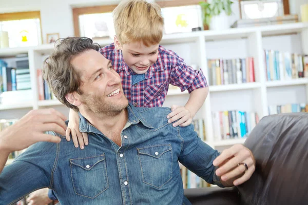 パパと遊んでる 若い父親と息子が屋内で楽しみ — ストック写真
