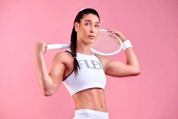 Tenis Mam Krwi Studio Shot Sportowej Młodej Kobiety Trzymającej Rakietę — Zdjęcie stockowe