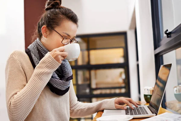 Praca Zdalna Kobieta Pijąca Kawę Laptop Dla Niezależnego Pisarza Kawiarni — Zdjęcie stockowe