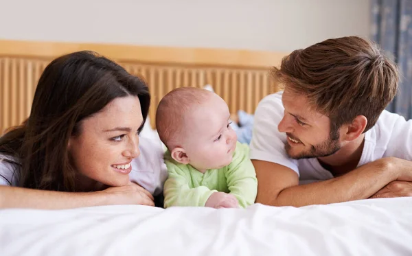 Família Feliz Mãe Pai Com Bebê Cama Para Amor Cuidado — Fotografia de Stock