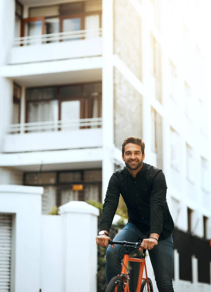 자전거가 곳으로 데려다 자전거를 도시를 여행하고 잘생긴 청년의 사진을 — 스톡 사진