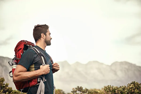 ハイキング ウォーキング またはフィットネス または楽しい旅行の旅のために山の自然界の男 バックパッカー トレーニングや探検する自由のためのパス上の男性ハイカートレッキングとビューやワークアウトの練習 — ストック写真