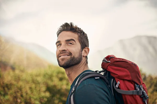ハイキング 幸福とフィットネス 冒険と旅行の旅のために山の上の男と考えています バックパッキング 夏とトレーニング トレーニング 自由と探検のための自然のパスで男性ハイカートレッキングとワークアウト — ストック写真