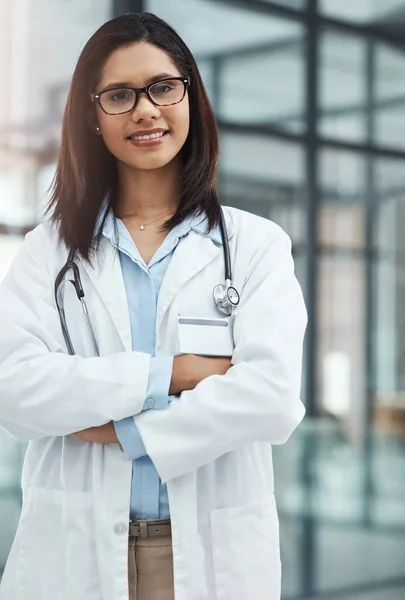 彼女はあなたの健康のために何が一番か知っている 現代病院で働く自信に満ちた若い医師の肖像画 — ストック写真