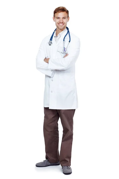 君の健康が最優先だ 白に隔離された若い男性医師の完全な長さのスタジオポートレート — ストック写真