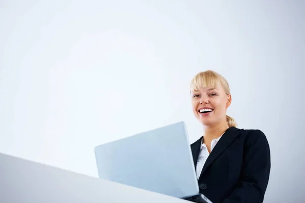 Vrolijke Zakenvrouw Die Aan Laptop Werkt Zakelijke Vrouw Glimlachen Werken — Stockfoto